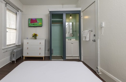 Civic Center Hotel | Economy Double Room with Private External Bathroom
