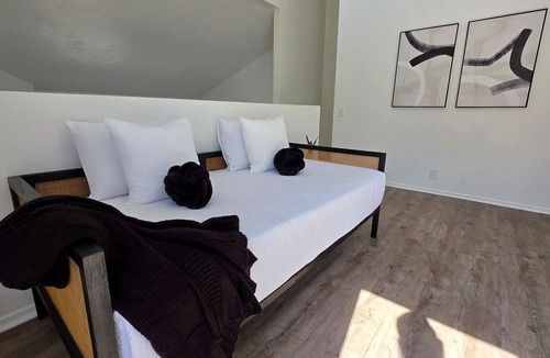 Beverly Hills Apartment | Stylish 2 bedroom + loft with rooftop patio and views near Beverly Hills