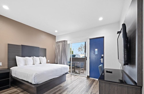 Townsite Apartment | 1 Queen Bed|Nsmk,Micfridge,View