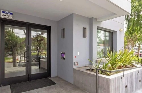 The Flats Apartment | Luxury Retreat Near Beverly Hills — EV Parking + King Bed
