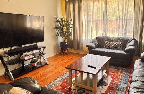 Lancaster House | Charming 3-bedroom house with WiFi, AC Near Downtown Lancaster