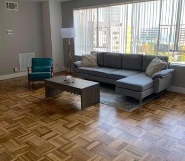 La Brea Apartment | Spacious 2B 2B High Floor Apartment in Park La Brea Grove Lacma Area