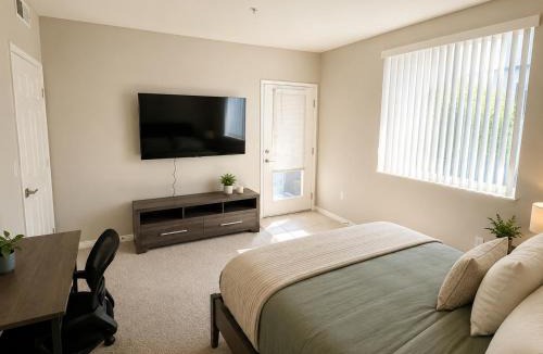 Marina del Rey House | Private Room & Bath in Shared Apartment Near Marina with Gym Pool Sauna