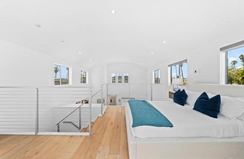 Wilshire Montana Apartment | The Diamond Dune Three floors Two Balconies BBQ