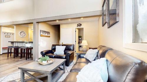 Mammoth Lakes House | Modern Cabin for Family of 8 - Near Slopes & Canyon Lodge