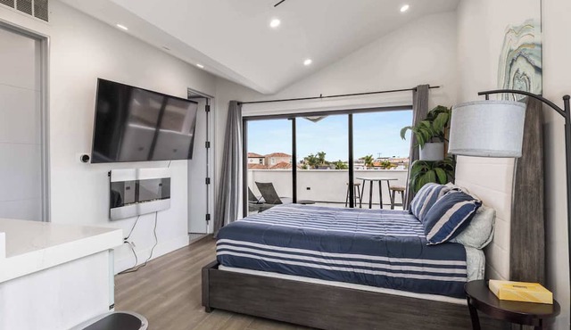 @ Marbella Lane - Luxe 4BR Haven w/Skyscape Views