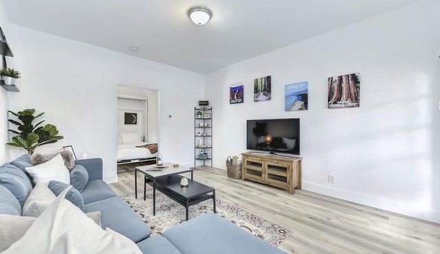 Modern Studio - North Oak Park/UC Med Center