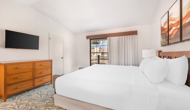 Spacious 2BR Near Wine Country w/Resort Pool, Onsite Spa & WiFi