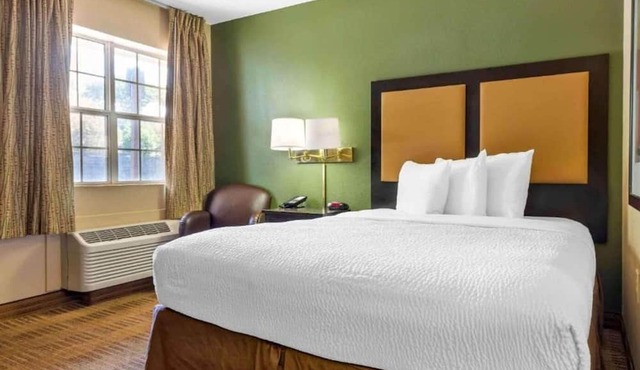 1 Queen Bed | ADA/RI Shower/Smoking/Kitchen