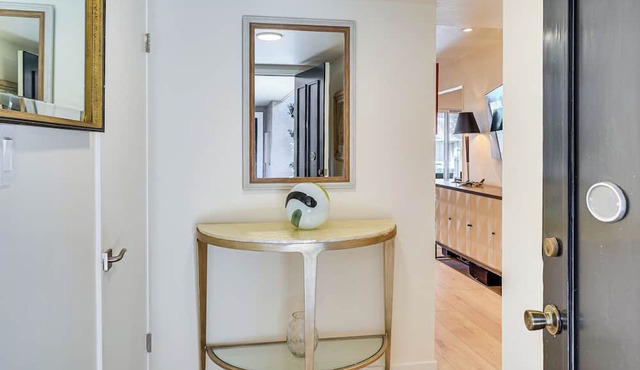 Easy Access to Stanford! Walkable Condo