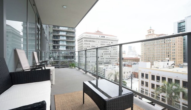 A Downtown Escape green and light-full 2BR/2BA + Balcony
