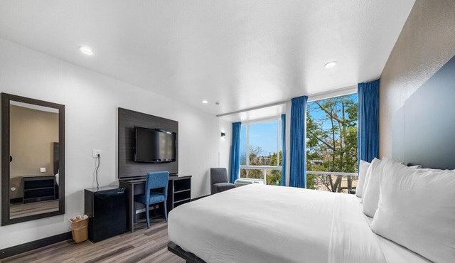 1 Queen Bed|Nsmk,Micfridge,View