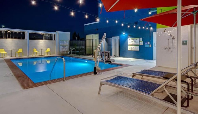 Modern Comforts! Pool, Parking, Breakfast. Minutes to Discovery Science Center!
