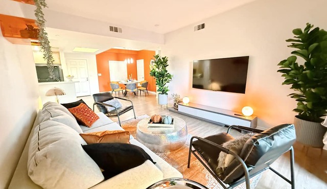 Charming 3BR with WiFi, AC and Parking in Marvelous Los Angeles