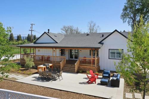 Completely Remodeled Farmhouse With Stunning Views Of Dry Creek Valley